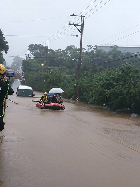 新北市去年5月梅雨嚴重淹水，道路多處積淹水。圖／新北消防局提供