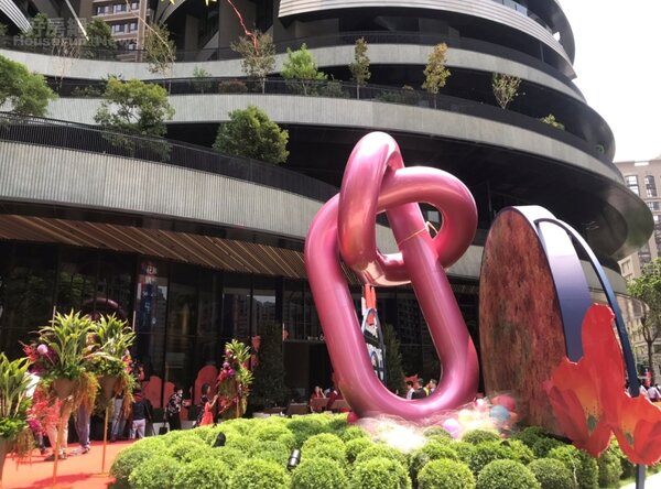 「麗晶花園廣場」戶外大型雕塑。好房網News記者李彥穎攝