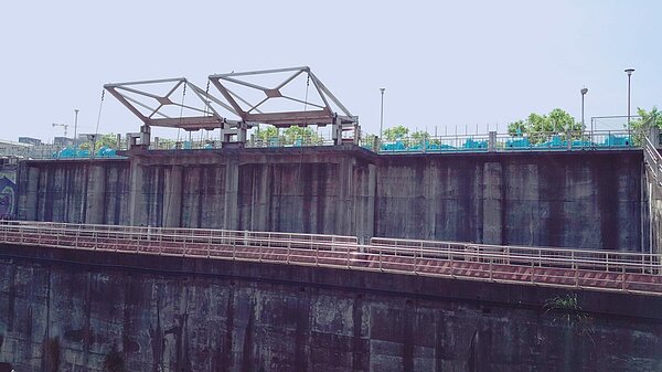 湳仔溝抽水站自動閘門。圖/新北市提供