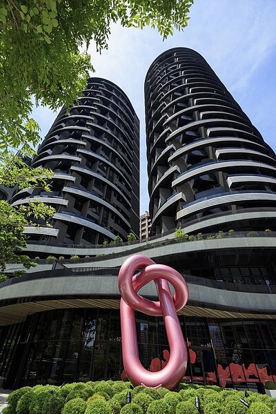 海悅國際總經理王俊傑表示,以海悅代理銷售的「麗晶花園廣場」來說,因相對區域其他豪宅建案來說,新案規劃的產品坪數較小、為56~68坪,但每坪成交均價為45萬元為區域相對高價,顯示市場買氣不錯。 業者提供