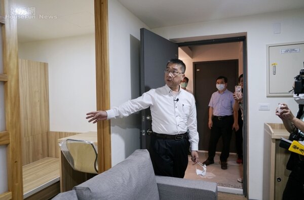 內政部長徐國勇7月23日前往高雄市視察大同社會住宅。照片內政部提供
