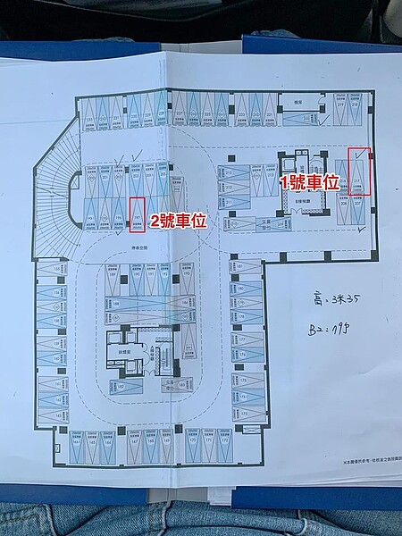 多數網友認為中間車位(2號)會比靠牆車位(1號)好停。圖/截自臉書社團《買房知識家(Q你的A)》
