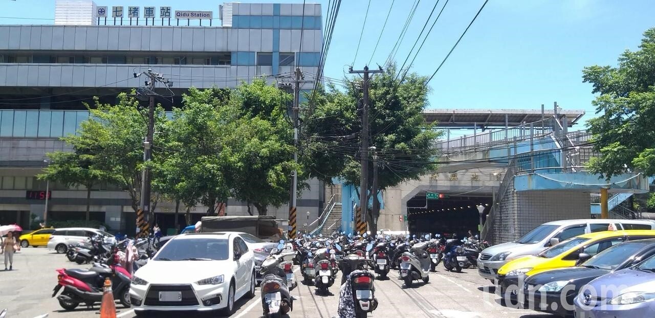 基隆市七堵火車站後站外的免費停車場，有些騎士看到「空地」就停，讓汽車無法開出，車主氣得跳腳。記者邱瑞杰／攝影