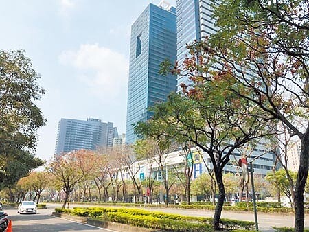 七期市政路商辦、飯店,豪宅林立。(圖/黃繡鳳)