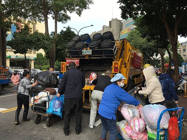 桃園市環保局評估在龜山、八德區試辦專用垃圾袋，將問卷調查先了解民意。記者張裕珍／攝影 