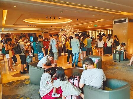 交通部觀光局7月起推出安心旅遊,給予團體、自由行旅客住宿優惠補助,近日傳出經費恐提前用完。觀光局澄清,相關補助將依計畫持續到10月底。(本報資料照片)