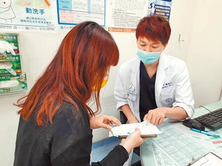 台中童綜合醫院急診部主任魏智偉向患者家屬明，服用四大類藥物，因會影響體調節，也會增加中暑機率。（王文吉攝） 