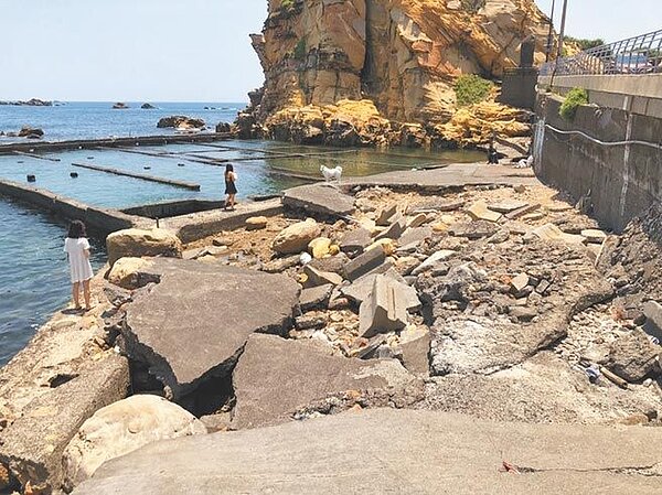 近幾個月爆紅的北海岸祕境「野柳九孔池」,步道因颱風淘空,危機四伏。(許家寧攝)
