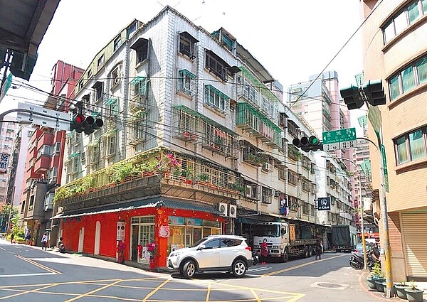 土城延和段危老屋重建案畫定更新區後,容積獎勵可從7%提升到10%。(新北市都更處提供/葉德正新北傳真)
