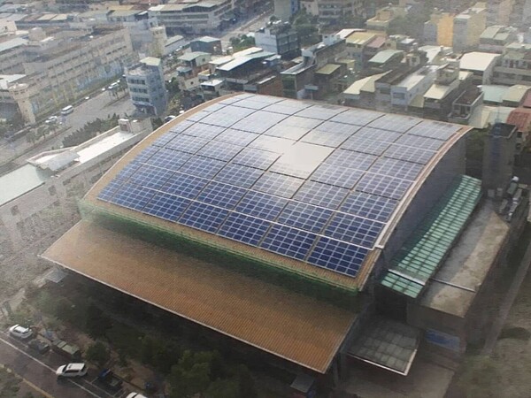 南投市三和游泳池屋頂全部做為太陽能發電設備,減少室內溫度,又能取得回饋金作為縣政建設。圖/南投縣建設處提供