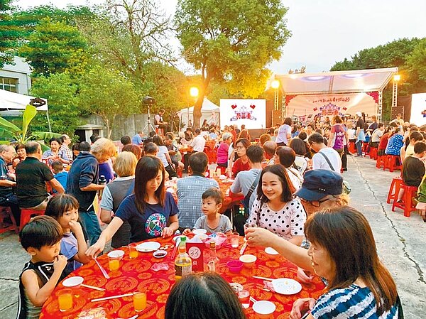 防疫解封，讓部份行業逐漸回溫，但像餐飲業和部份零售業似乎仍未走出谷底。（新北市文化局提供）