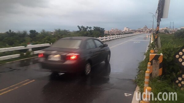 台南永康橋老舊狹窄人車常爭道險象環生,地方爭取多年終於要改建。記者周宗禎/攝影