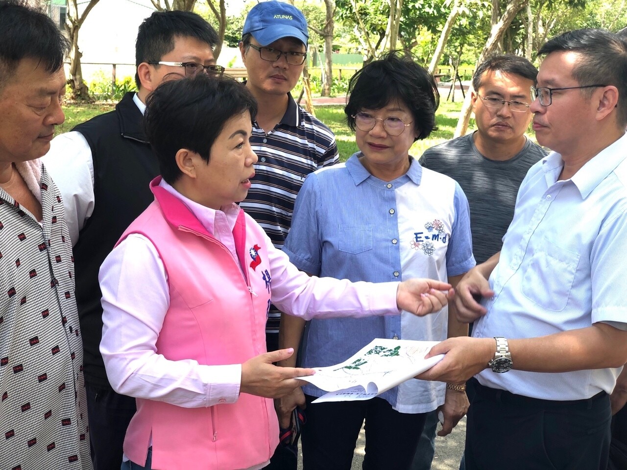 台中市知名自行車道潭雅神綠園道，立委楊瓊瓔今日前往會勘，積極爭取軍方閒置土地釋出。記者余采瀅／攝影