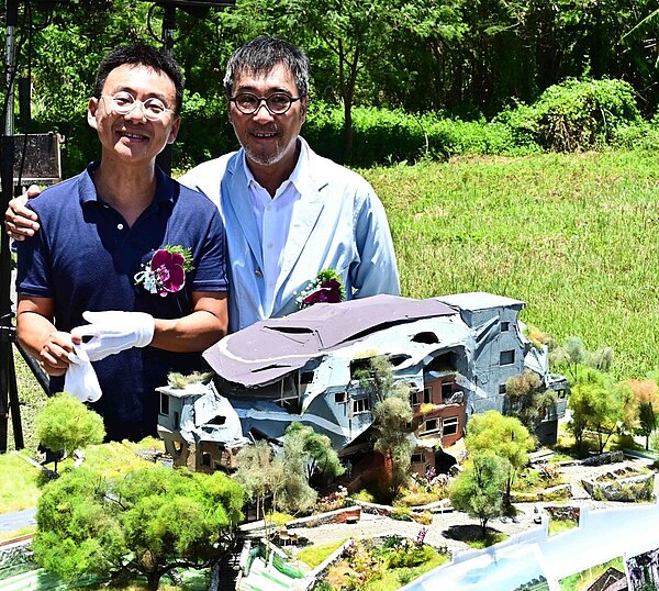 門諾醫院年華大樓24日動土，知名音樂人李宗盛（左）與建築師黃聲遠合影。圖／相信音樂提供