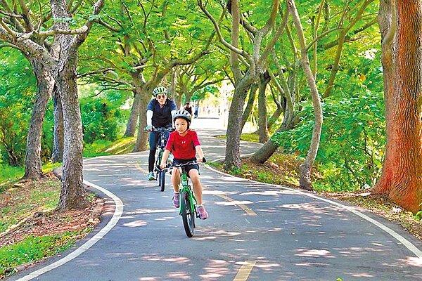 潭雅神綠園道優美的S型彎道是打卡地標。(台中市觀光旅遊局提供/王文吉台中傳真)
