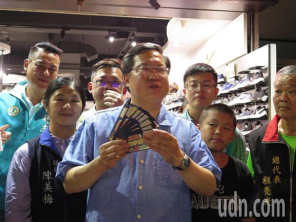 桃園市政府加碼振興,推出200元三倍券可兌換400元夜市券的亮點活動暴紅,市長鄭文燦宣布加碼至5萬份,昨天還到桃園觀光夜市開直播、示範用桃園夜市券消費。記者張裕珍/攝影