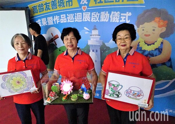 屏東恆春衛生所今天舉辦高齡友善計畫成果展,為讓長者用心創作的才藝受肯定、被看見,將於下月1日起至年底在墾丁福華6家飯店巡展。記者潘欣中/攝影