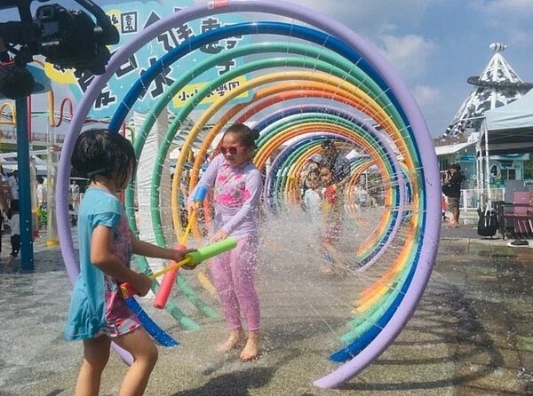 民眾若憑兒樂「一日歡樂券」,還可享有「小小水樂園」門票6折優惠。記者張世杰/攝影
