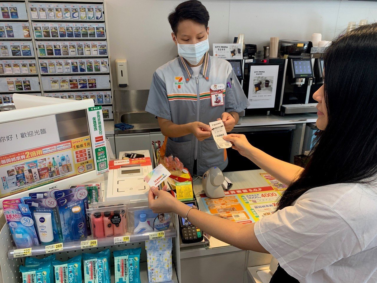 8月6日至8月31日7-ELEVEN整合超過5800家門市據點,推出3種中獎發票兌換方案,消費者可選擇現場兌換商品、儲值icash 2.0卡或餘額卡。圖/7-ELEVEN提供