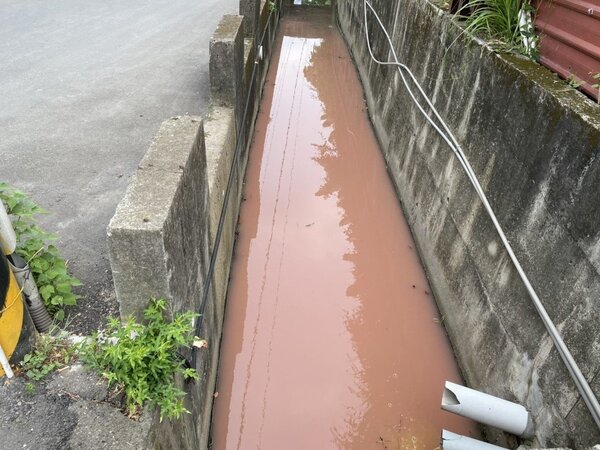 網版印花業者偷排廢水，竟將排水溝染成橘黃色。圖/北市環保局提供。
