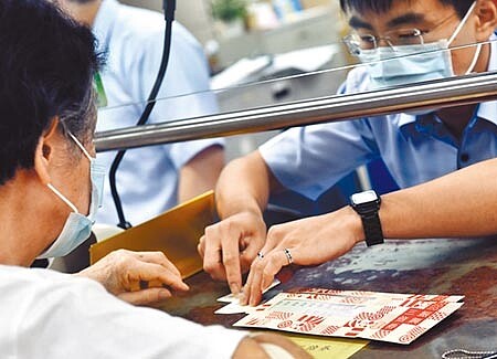 領振興三倍券的人潮已明顯變少,郵局本周六擬取消加班。(本報資料照片)