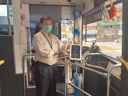 雖然疫情趨緩，但桃園市交通局超前部署，將在710路線公車將試辦體溫感測系統，若乘客體溫超過攝氏37.5度，就需要戴口罩才能上車。（賴佑維攝）