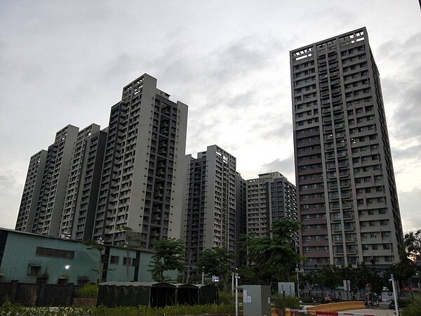 新北市板橋區浮洲合宜住宅交通不便,民眾希望將泰板輕軌站點設在附近。記者江婉儀/攝影