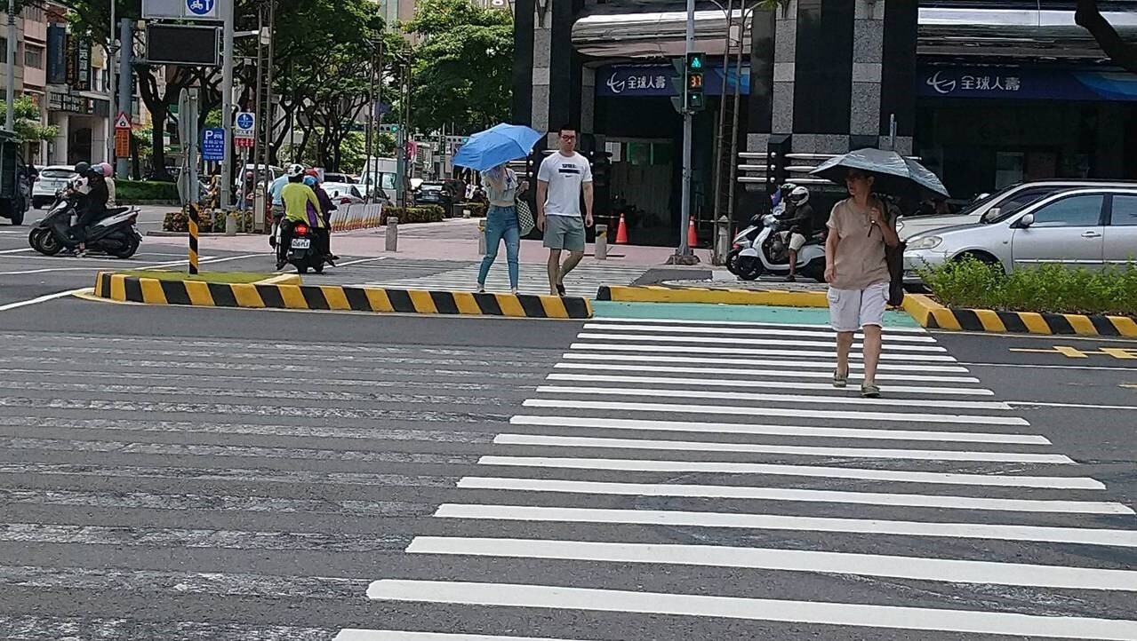 高雄市交通局全面朝友善行人的方向調整號誌及加設友善設施。 圖／高雄市交通局提供