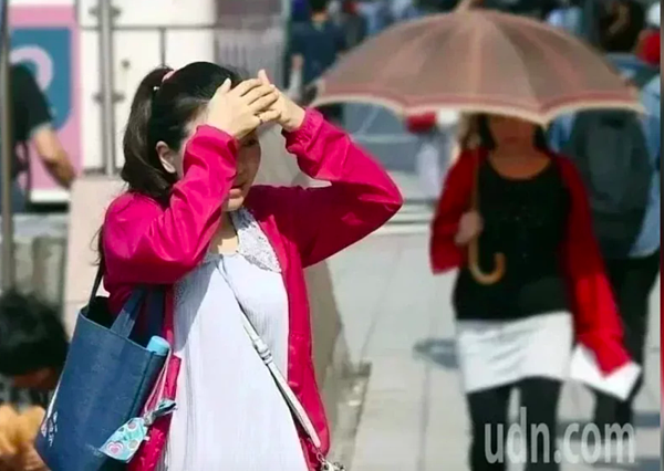 台灣熱成烤蕃薯,台北25日下午氣溫創下百年最高溫紀錄,熱傷害就診人數更屢創新高,今年5、6、7月至目前,熱傷害至急診就診人次已高達1608人次,創下十年新高。圖/聯合報系資料照