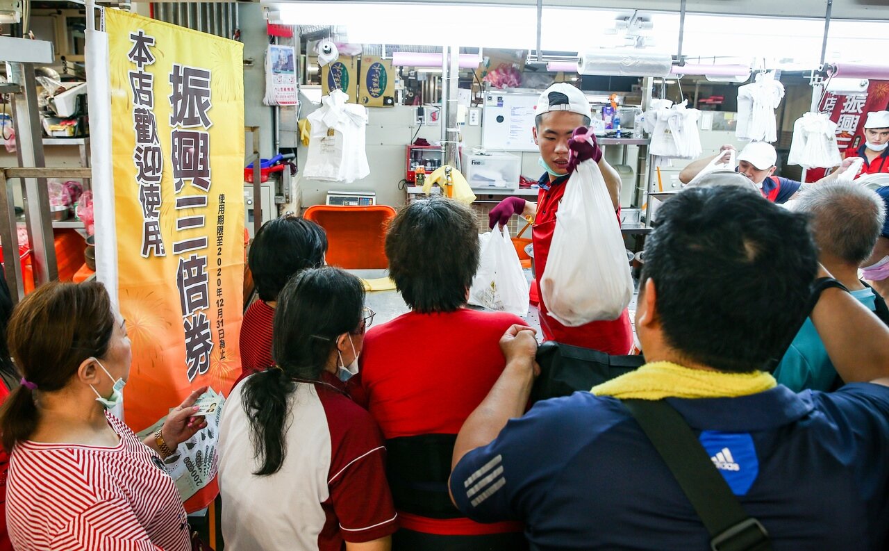 台北市環南中繼市場昨開幕，不少攤位擺出歡迎使用三倍券的旗幟。記者曾原信／攝影