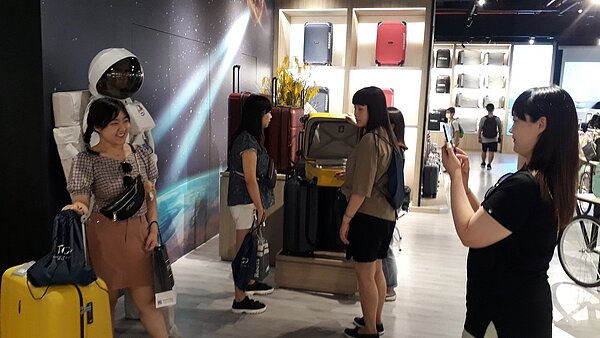 萬國觀光工廠遊客可以實際接觸行銷世界各國品牌的行李箱,許多遊客即使沒買也紛紛拍照。記者周宗禎/攝影