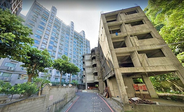 新莊新北大道七段爛尾樓。圖/google map