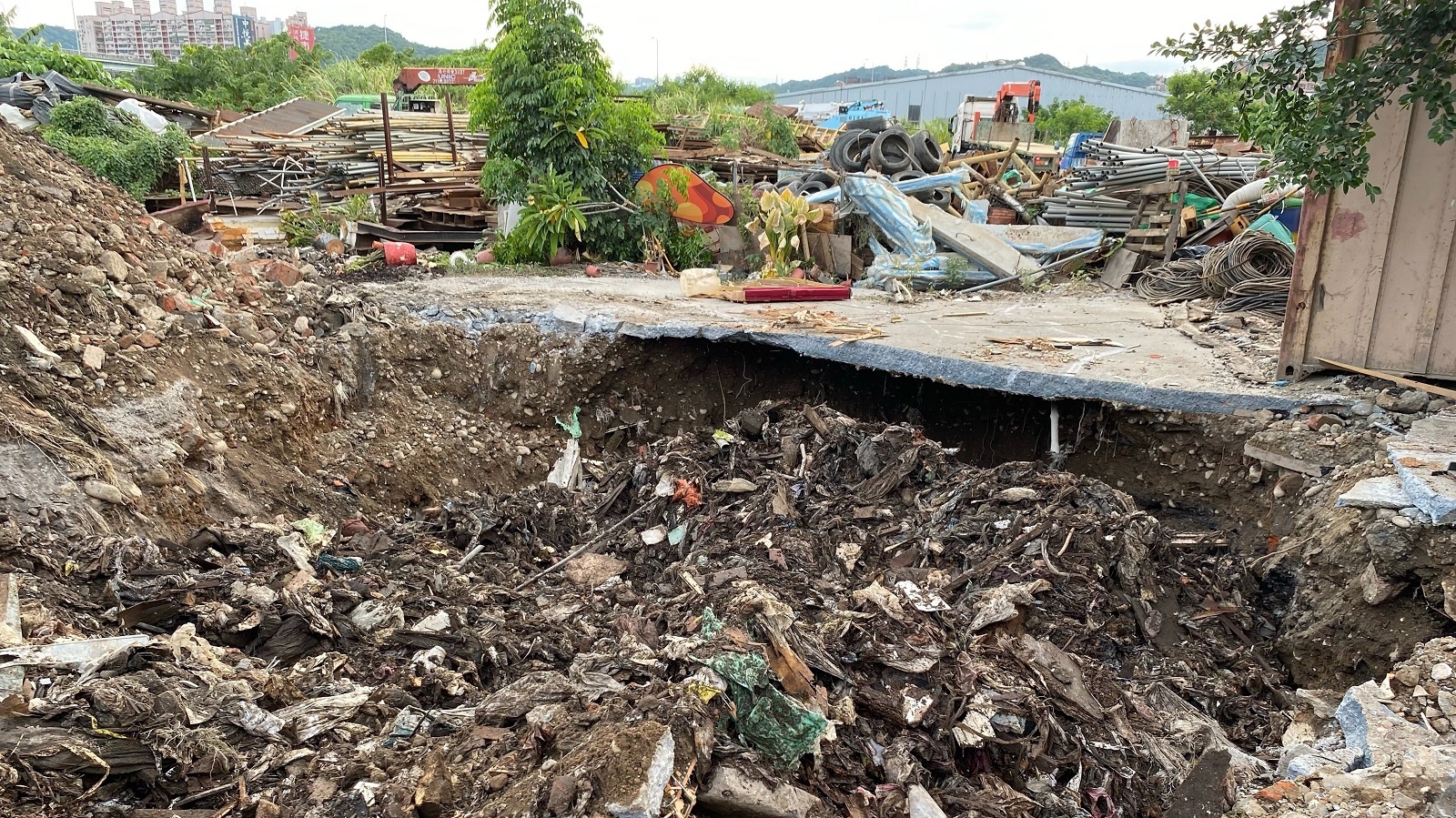 不肖業者於五股垃圾山內非法掩埋廢棄物遭逮。圖／新北市環保局提供