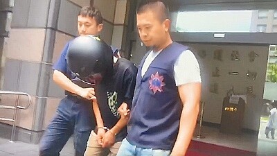 余姓男子日前持工具破壞台北市內湖的透天厝豪宅,闖入屋內搜刮珠寶、名表等財物,得手約200萬元,警方獲報翌日即逮捕他,起獲所有贓物。(翻攝畫面/胡欣男台北傳真)