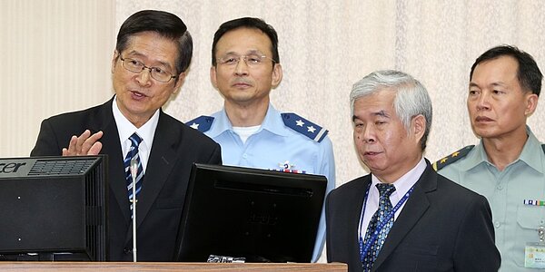 受疫情衝擊，明年度稅課收入、歲入面均呈負成長，軍公教110年度傾向沒有調薪空間。圖為國防部長嚴德發（左）在立院答詢的畫面。圖／本報資料照片