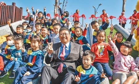 新竹縣長楊文科提出「新增50所幼兒園」的政策承諾,全縣準公幼園在109新學年將增加到32所。(羅浚濱攝)