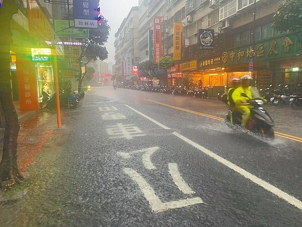 受對流雲系發展旺盛，中央氣象局26日下午發布豪雨特報，午後3時許，新北市板橋、永和、烏來、坪林降下滂沱大雨，造成6處路段積水，永和竹林路積水一度深達19公分，所幸雨勢停歇後，積水也迅速退去。（民眾提供／王揚傑新北傳真）