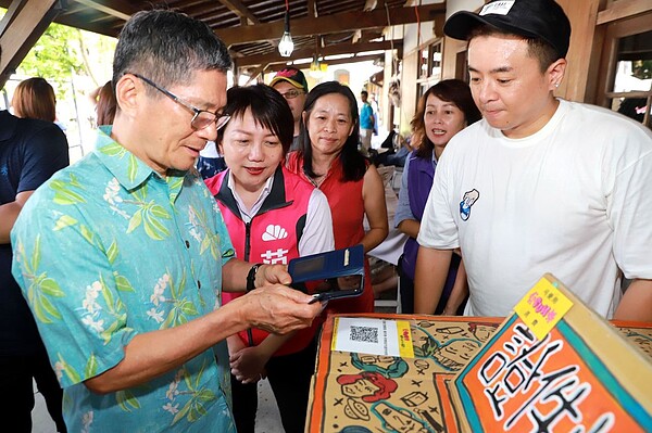 文化部長李永得(左一)在花蓮文創園區首次體驗使用藝FUN券消費。圖/文化部提供