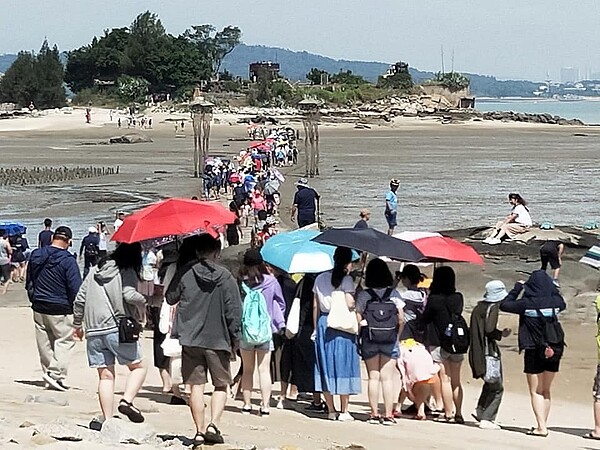 金門的知名景點「建功嶼」,連日來每日的遊客都擠爆了,民眾說有夠誇張!圖/導遊楊明雄提供