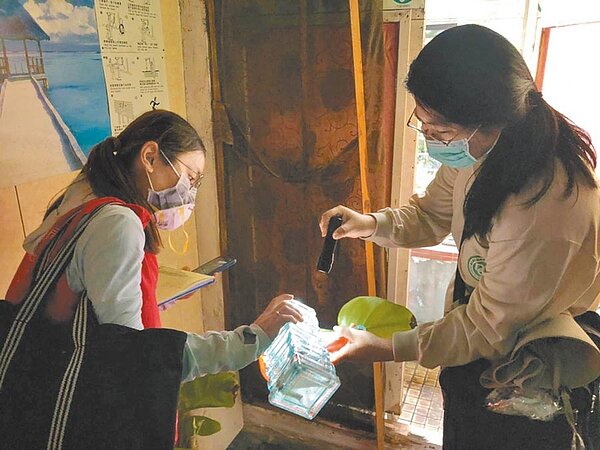 桃園市26日發現第3例本土登革熱確診案例,與第2例同為桃園區長安里民,衛生局緊急派人進行環境消毒。(桃園市衛生局提供/賴佑維桃園傳真)