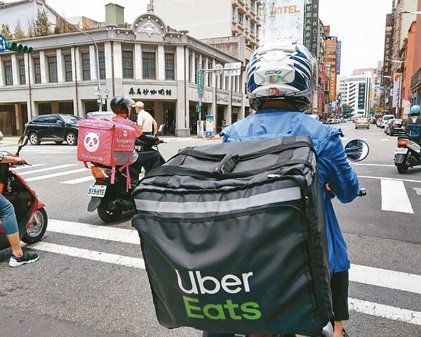 不少人把餐飲外送的工作當成正職,醫師提醒小心可能造成椎間盤突出等疾病。圖/聯合報系資料照片