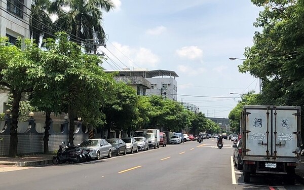 樹林工業區，區內道路的路邊停車格屢遭久停占用。圖／新北市政府交通局提供