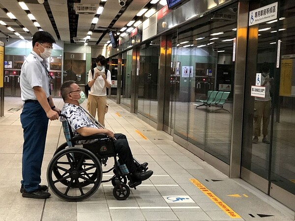 高捷公司表示,在全面改善月台間隙前,輪椅族若有需要站務人員協助上下車可隨時提出,站務人員樂意提供服務。本報資料照片