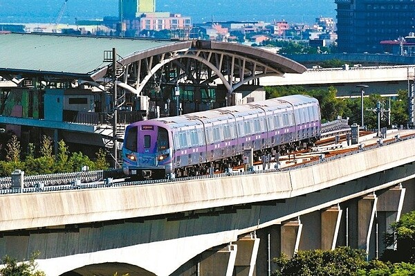 機場捷運通車三年多，電纜線就開始出現劣化跡象，鐵道局統計，至今導致14次短路跳電意外，有時甚至起火，其中有八次出現在今年，頻率明顯高於往年。 圖／桃園捷運公司提供