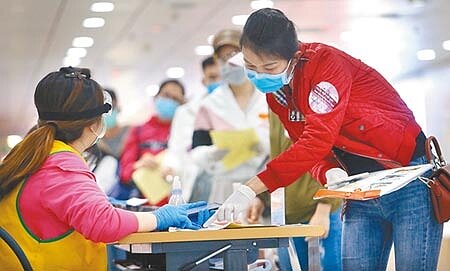 泰國官方昨宣布1名從台灣返回泰國的30多歲男性泰籍移工確診新冠肺炎。圖為1名剛下機的移工,正在排隊查驗健康聲明書。(本報資料照片)