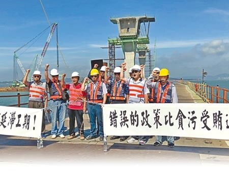 金門大橋新建工程一波三折，昨又爆發新、舊承包商之間的機具設備使用爭議。（李金生攝）