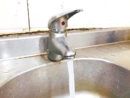 基隆市及新北市瑞芳區將有2萬6306住戶,因汰換管線而停水,台水請民眾盡早儲水。(張穎齊攝)