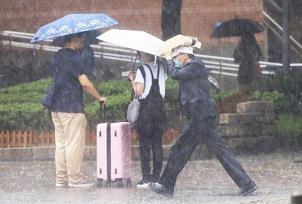 氣象專家提醒今午後慎防大雷雨。聯合報系資料照