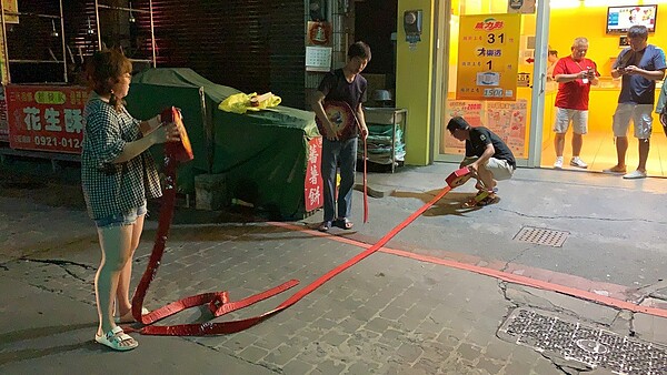 紫南宮附近店家今晚開出威力彩頭獎，店家燃炮慶賀。圖 ／讀者提供