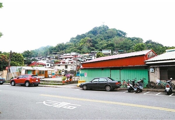 蟾蜍山腳最前方一排的歷史建築,為日治農試所、蠶改場宿舍群,其中4棟的修復再利用計畫,昨天經台北市文資會拍板通過。 圖/聯合報系資料照片